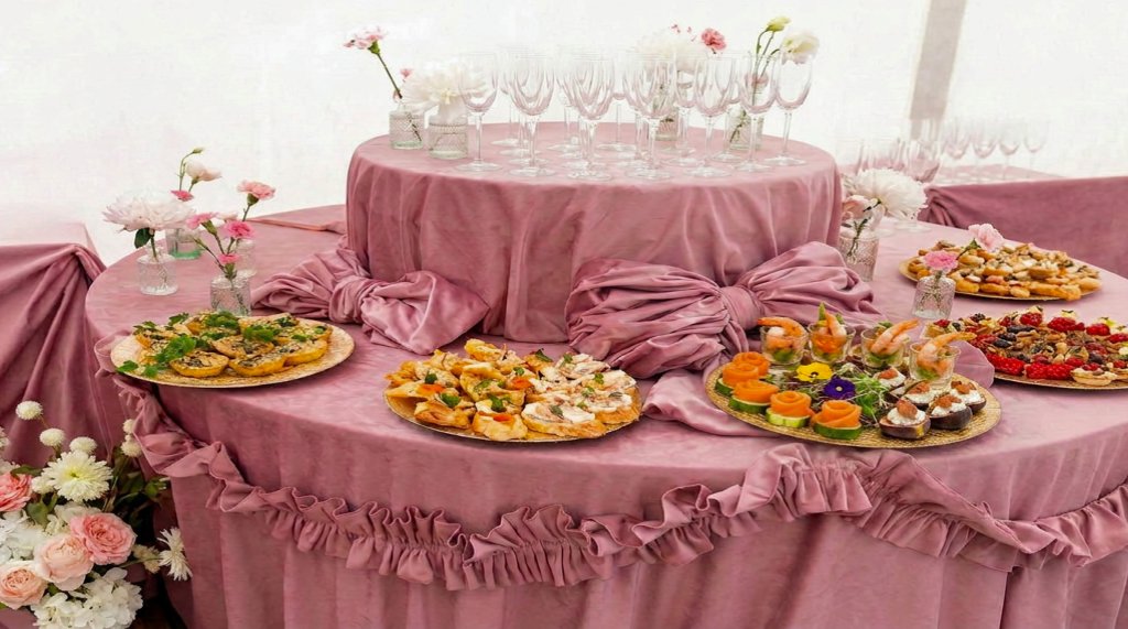 Фуршетный стол с закусками и бокалами